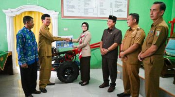Bupati Pesawaran Serahkan Bantuan CSR Handtractor untuk Tingkatkan Produktivitas Pertanian di Desa Halangan Ratu
