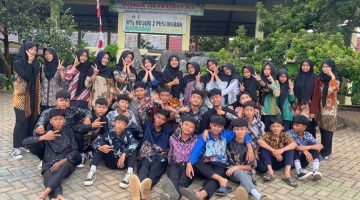 Guru dan Siswa MTsN 2 Pesawaran Kompak Berbatik di Hari Batik Nasional