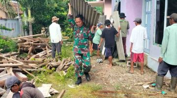 Jalin Kebersamaan, Babinsa dan Warga Desa Gedong Tataan Gotong Royong di Masjid Baitul Hidayah