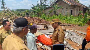 Wabup Antonius Tinjau Lokasi Bencana Puting Beliung di Trimulyo, Serahkan Bantuan untuk Warga Terdampak